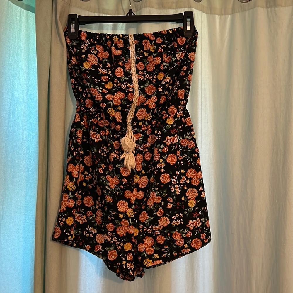 Floral sleeveless romper size small Love Tree